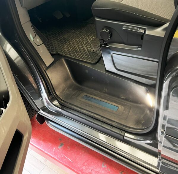 TRANSPORTER T7 PANEL VAN KAPI EŞİĞİ 2025 2026 2027